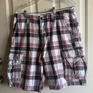 Old Navy Men’s  Plaid Cargo Shorts 32 small hole on back see pic. 100% cotton